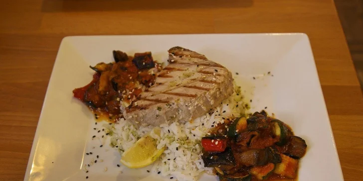 Grilovaný tuňák s jasmínovou rýží a zeleninou ratatouille.