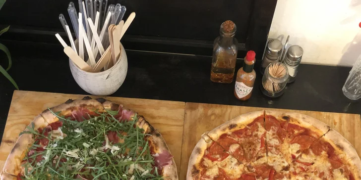Za příplatek 10 Kč si můžete nechat pizzu zabalit do krabice a odnést si ji třeba do nedalekých Heroldových sadů. 