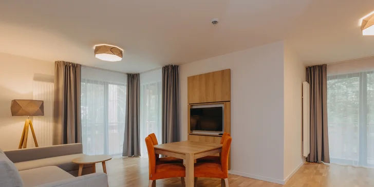 Vo vybavení nechýba klimatizácia ani veľkoplošná televízia.