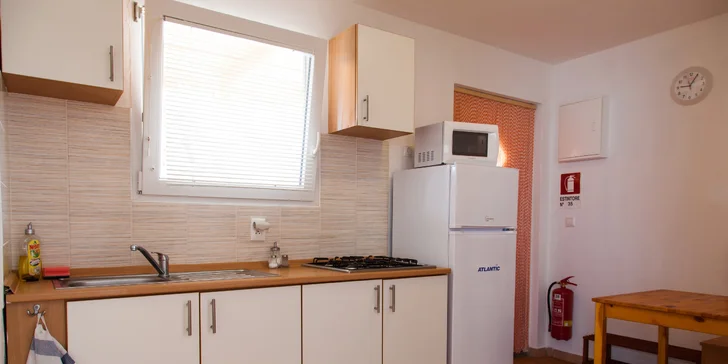 Součástí je vybavená kuchyňská linka. 