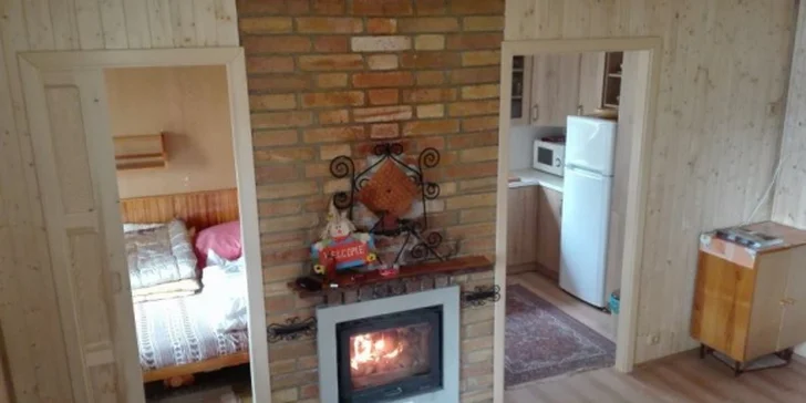 K dispozici budete mít obývací pokoj s krbem, TV, rádiem, sedací soupravou a jídelním stolem. 