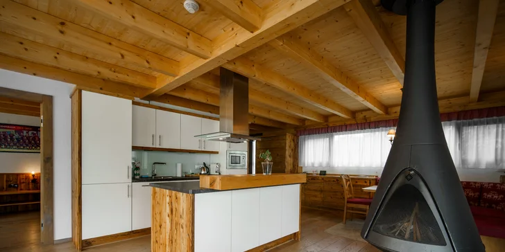 Sáhnout můžete také po luxusním apartmá s vířivkou a závěsným krbem.