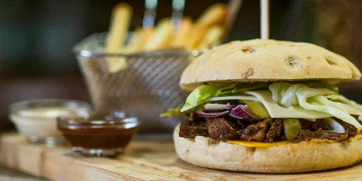 Burger s trhaným mäsom a hranolčekmi alebo wrap LAVAŠ s kávou či džúsom