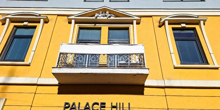 Rannú kávičku si môžete vychutnať na balkóne, ktorý je orientovaný priamo na námestie