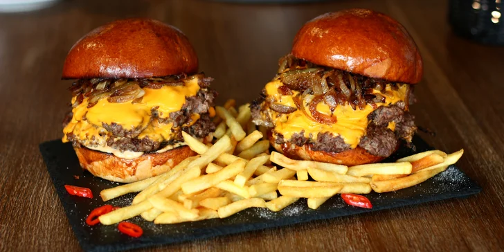 Burger Portáš s pořádnou porcí masa: 300 g hovězího, k tomu karamelizovaná cibulka, ďábelská omáčka a hranolky