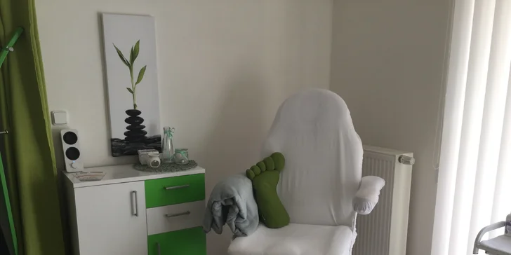 Medicinální pedikúra s hydratačním zábalem v délce 80 min.