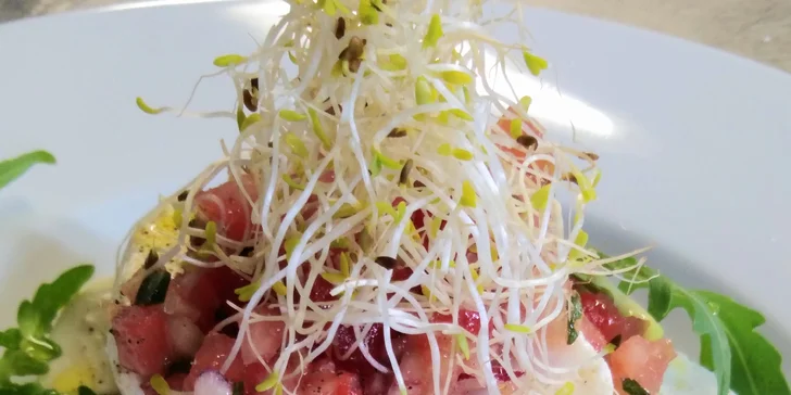 3chodové menu dle výběru: carpaccio, kuřecí supreme i crème brûlée