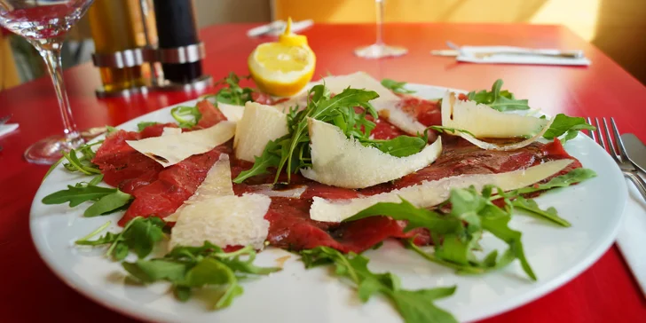 4chodové degustační menu pro dva i s lahví prosecca: sumeček či svíčková, carpaccio a čokoládový fondant