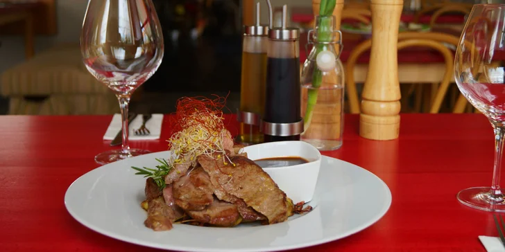 3chodové menu dle výběru: carpaccio, kuřecí supreme i crème brûlée
