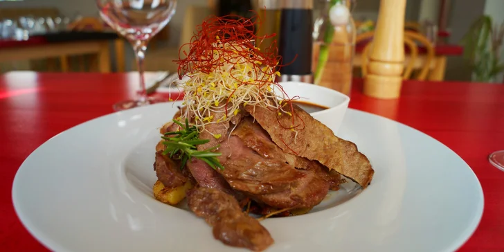 3chodové menu dle výběru: carpaccio, kuřecí supreme i crème brûlée