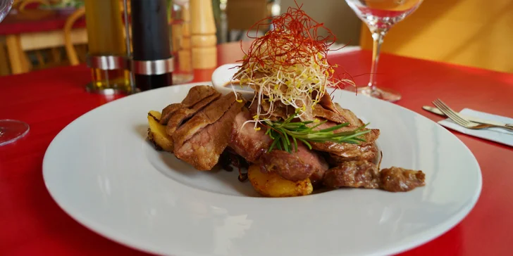 3chodové menu dle výběru: carpaccio, kuřecí supreme i crème brûlée