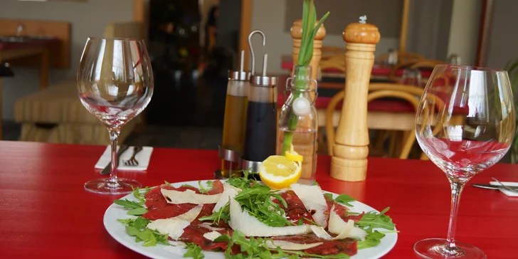 3chodové menu dle výběru: carpaccio, kuřecí supreme i crème brûlée
