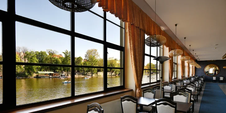 Neomezená konzumace ze sushi baru v restauraci na Střeleckém ostrově