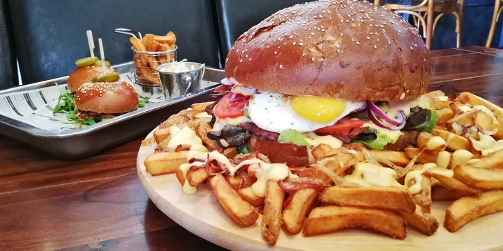Burgery v baru s nálepkou od Zdeňka Pohlreicha: klasika i obří pro partu