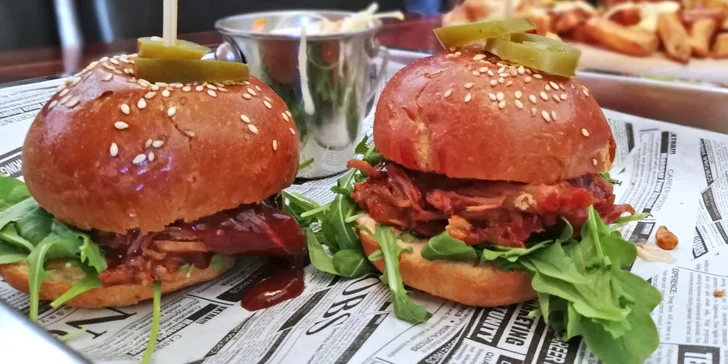 Burgery v baru s nálepkou od Zdeňka Pohlreicha: klasika i obří pro partu