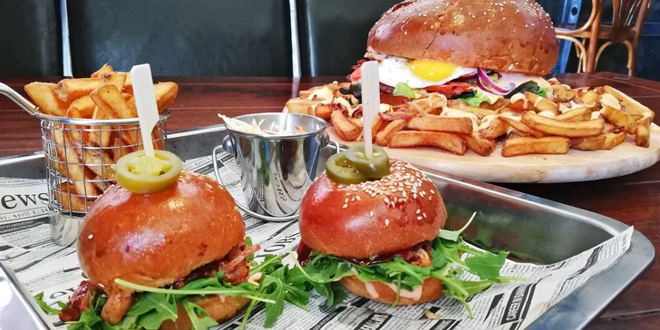 Burgery v baru s nálepkou od Zdeňka Pohlreicha: klasika i obří pro partu