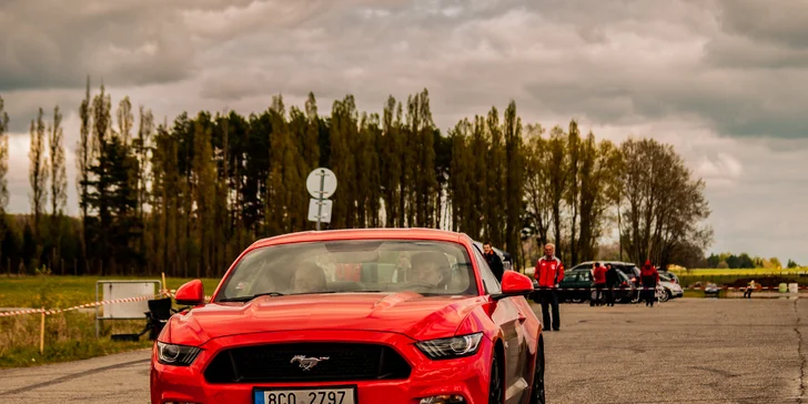 Zkroťte 850 koní: jízda ve Fordu Mustang GT Roush či pronájem na 24 hodin