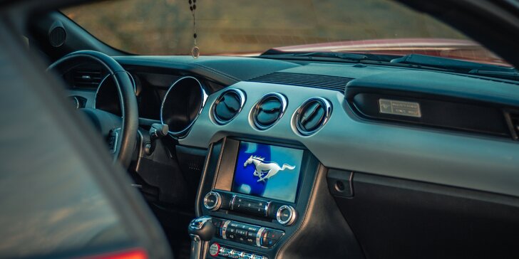 Zkroťte 850 koní: jízda ve Fordu Mustang GT Roush či pronájem na 24 hodin