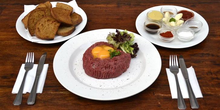 300 nebo 500 g tataráku z květové špičky býčka, topinky, omáčky a koření