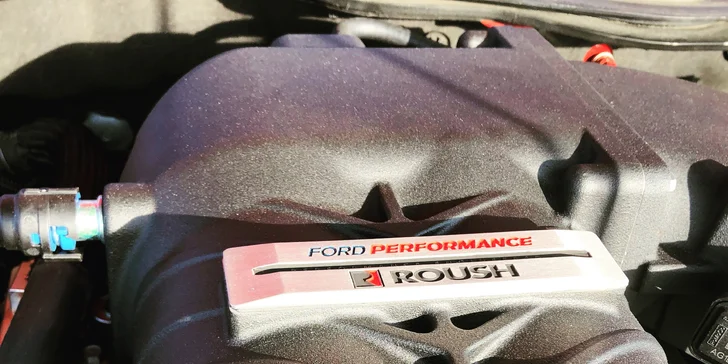 Zkroťte 850 koní: jízda ve Fordu Mustang GT Roush či pronájem na 24 hodin