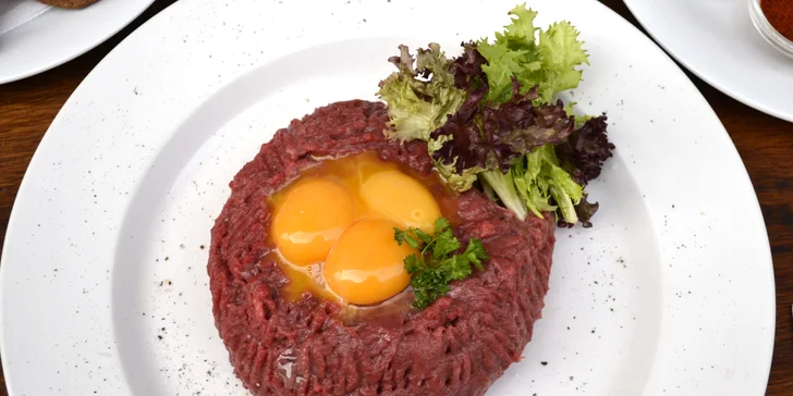 300 nebo 500 g tataráku z květové špičky býčka, topinky, omáčky a koření