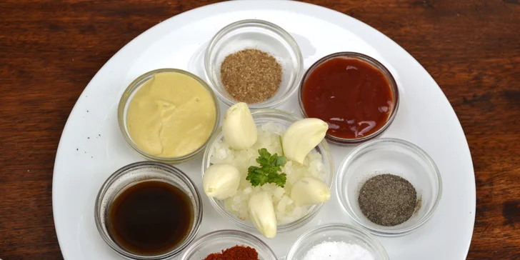 300 nebo 500 g tataráku z květové špičky býčka, topinky, omáčky a koření