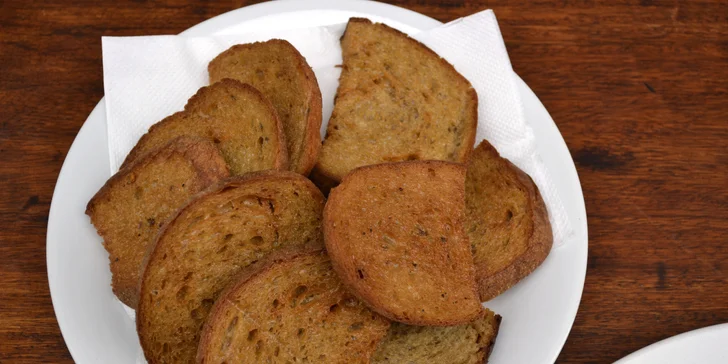 300 nebo 500 g tataráku z květové špičky býčka, topinky, omáčky a koření