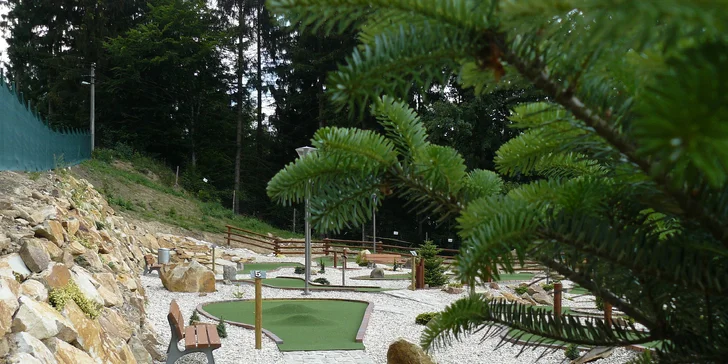 Vstup na adventure golf v beskydské přírodě pro jednoho i rodinu
