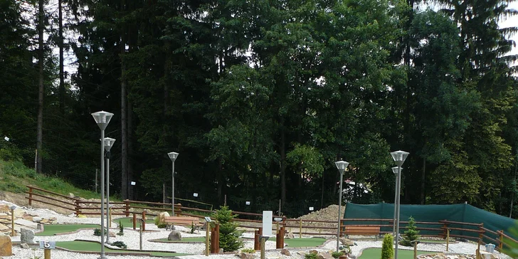 Vstup na adventure golf v beskydské přírodě pro jednoho i rodinu