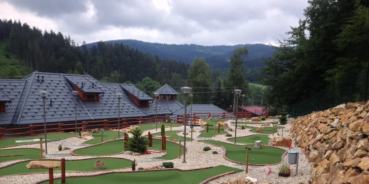 Vstup na adventure golf v beskydské přírodě pro jednoho i rodinu