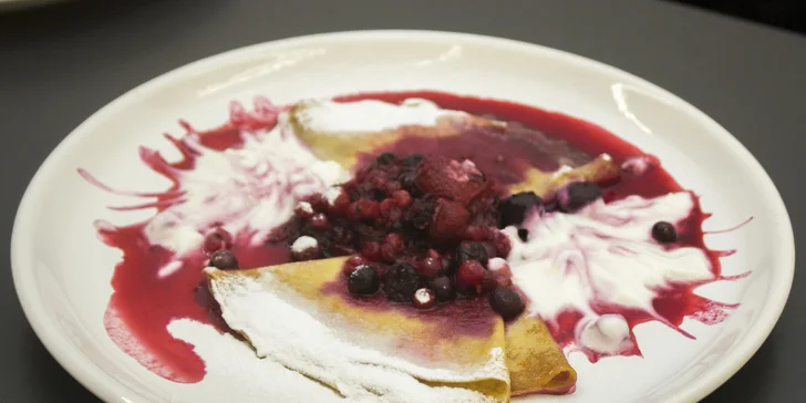 A jak lahodný zážitek zakončíte? Dvěma palačinkami naplněnými nutellou a banánem nebo lesním ovocem a jogurtem.
