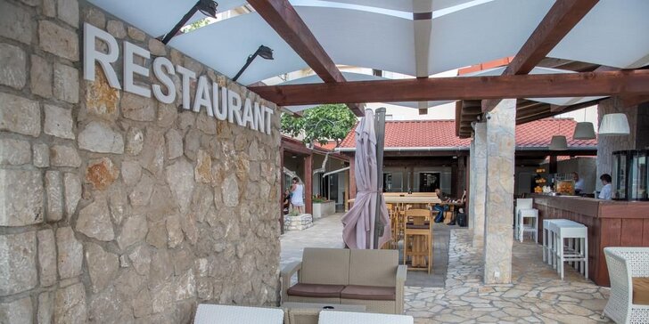 Na dovolenou do Chorvatska: hotel se snídaní v centru Pagu, 150 m od pláže