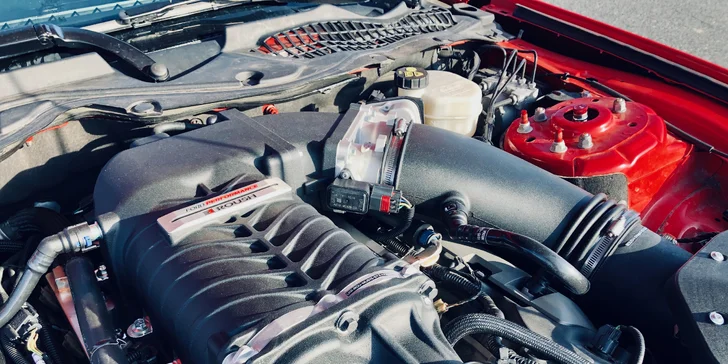Zkroťte 850 koní: jízda ve Fordu Mustang GT Roush či pronájem na 24 hodin