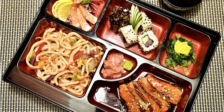 Obědové menu v japonském rytmu: Miso polévka, losos, sushi i nudle udon