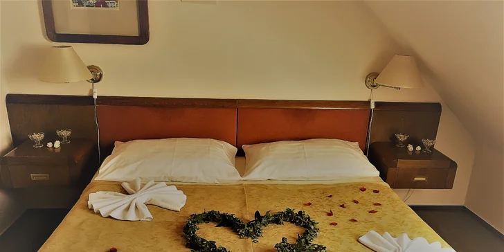 Dvoulůžkový pokoj s manželskou postelí je stejně jako apartmán vybaven klimatizaci. 