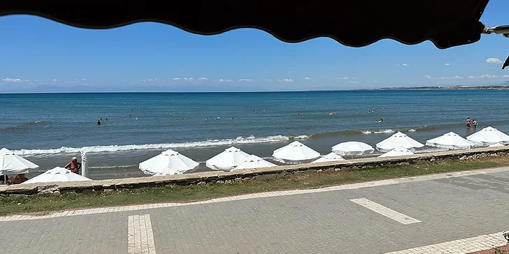 Po promenádě přímo od hotelu dojdete až do centra města.