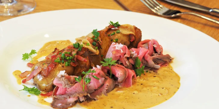 4chodové menu ve špičkové restauraci: tatarák, gazpacho, roastbeef a dezert