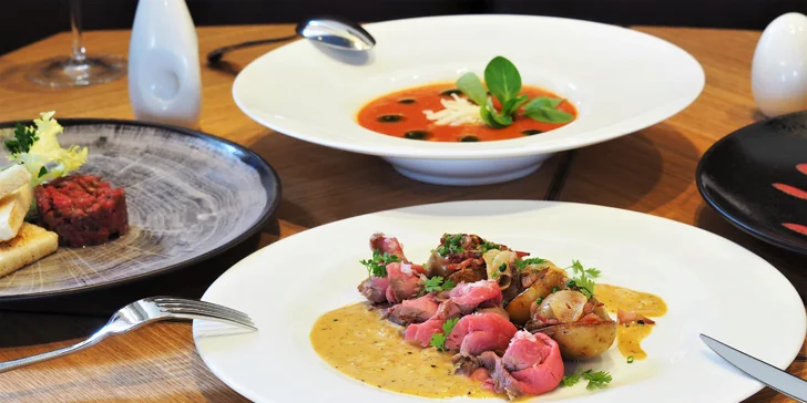 4chodové menu ve špičkové restauraci: tatarák, gazpacho, roastbeef a dezert