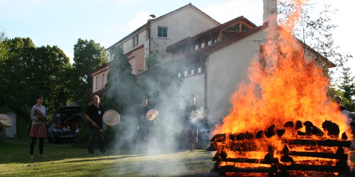 Víkendový sebepoznávací workshop s tancem ve žhavém uhlí vč. ubytování