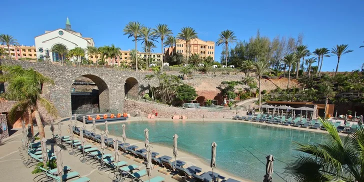 Za poplatek lze také využít Lagoon Beach Club, jedná se o vybudovanou klidnou část hotelu s bazénem, barem a palmami umístěnou přímo u moře...