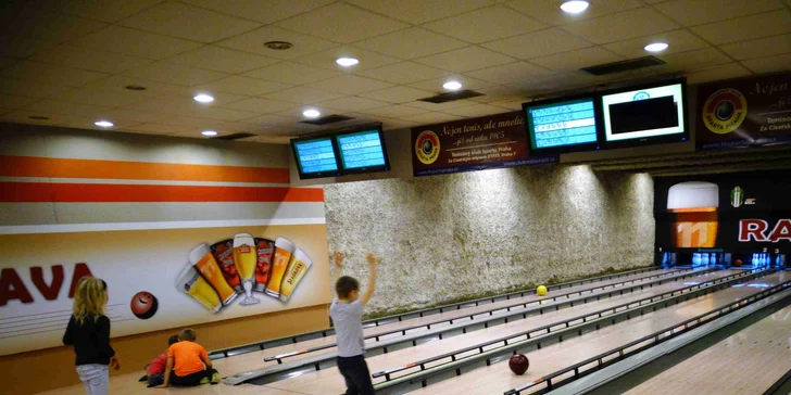 Hoďte to tam: hodina bowlingu s přáteli a 4 piva nebo točené limonády