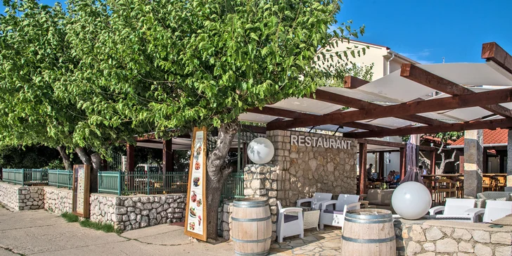 Na dovolenou do Chorvatska: hotel s polopenzí v centru Pagu, 150 m od pláže