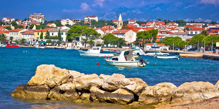 Pobyt na chorvatském ostrově Pag: polopenze i možnost dopravy, ubytování přímo u pláže