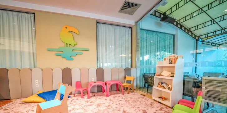 Hotelový areál nabízí bezpečný dětský bazén a moderní hřiště plné atrakcí. 
