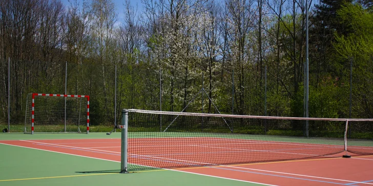 Hodinový pronájem sportovních hřišť v Beskydech: tenis, fotbal i volejbal