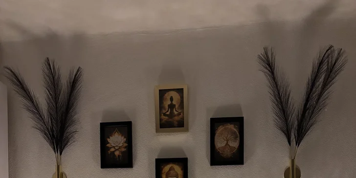Reiki je japonská technika energetického léčení, jejíž pomocí masérka skrze dotyk harmonizuje energetická centra v těle.