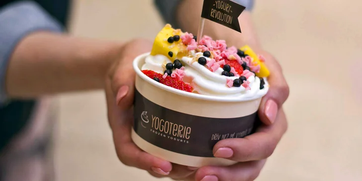 Zdravé mlsání: 200 gramů frozen yogurtu s ovocem a posypy dle vaší fantazie