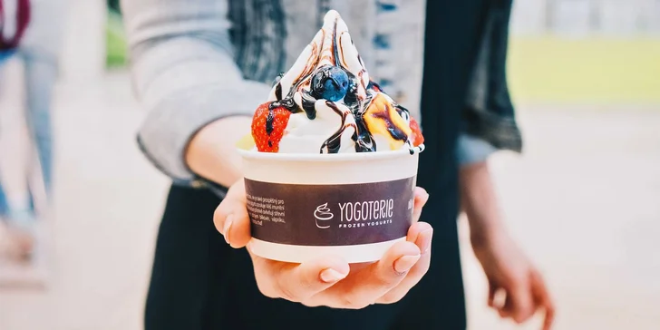 Zdravé mlsání: 200 gramů frozen yogurtu s ovocem a posypy dle vaší fantazie