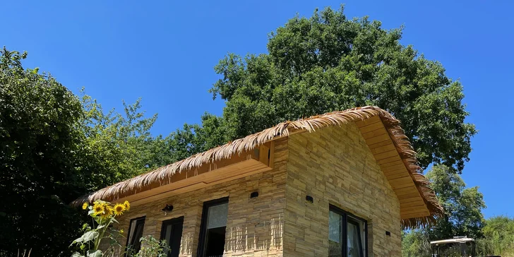 Kúpeľňa, toaleta a plne vybavená kuchynka sú vám k dispozícii v priľahlom bungalove.