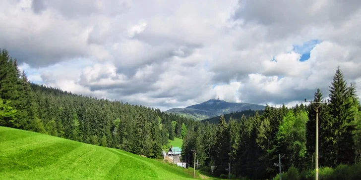 Okolní krajina jen láká k výletům.